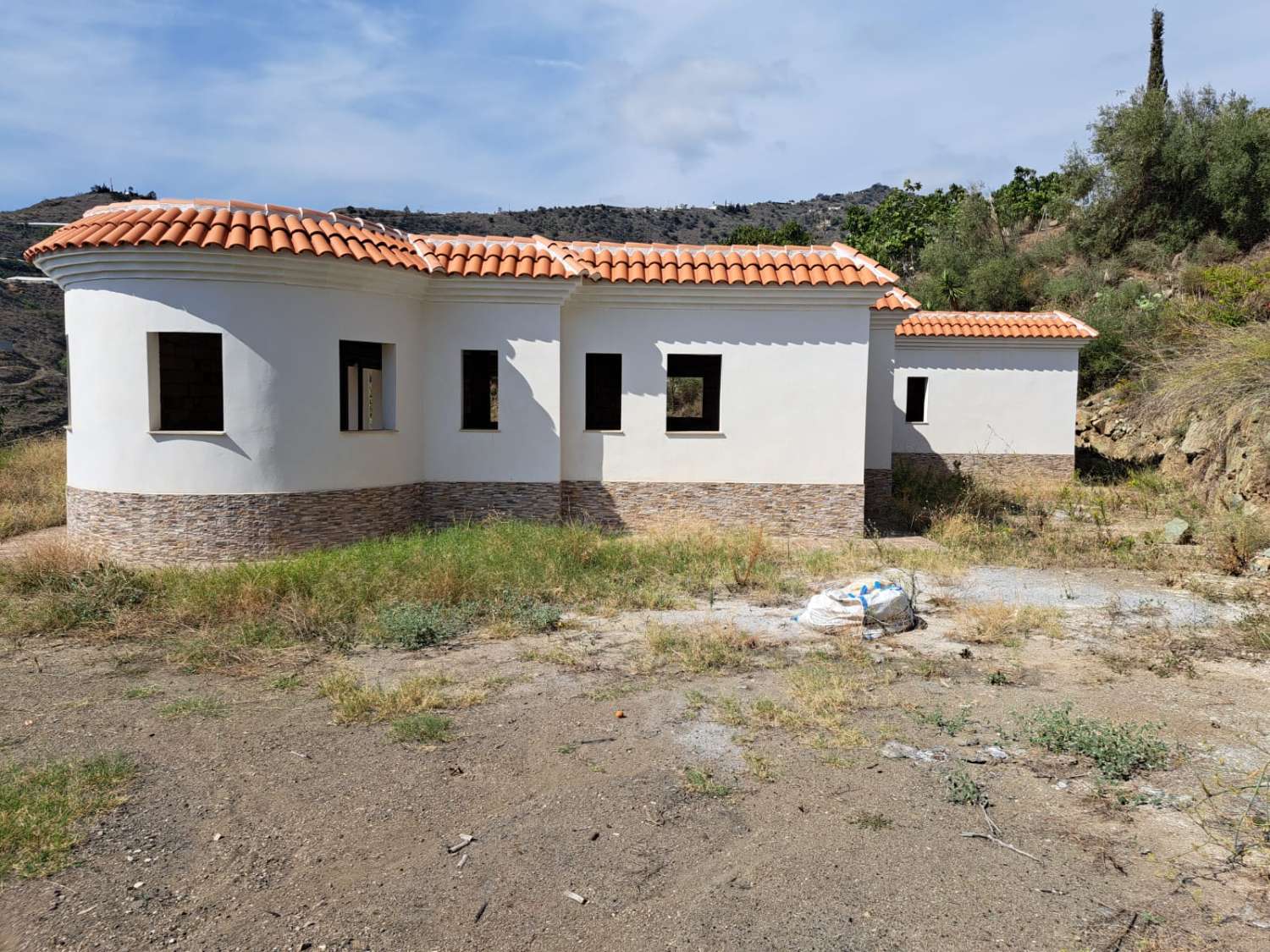 Ve výstavbě, která má být dokončena v blízkosti silnice algarrobo krásná vila