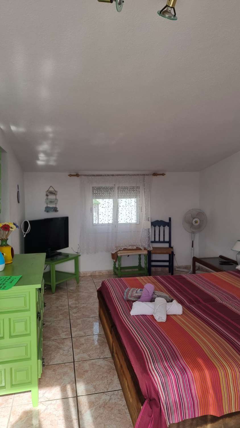 Rymligt och praktiskt med 3 sovrum 3 badrum i byn ANdaluz