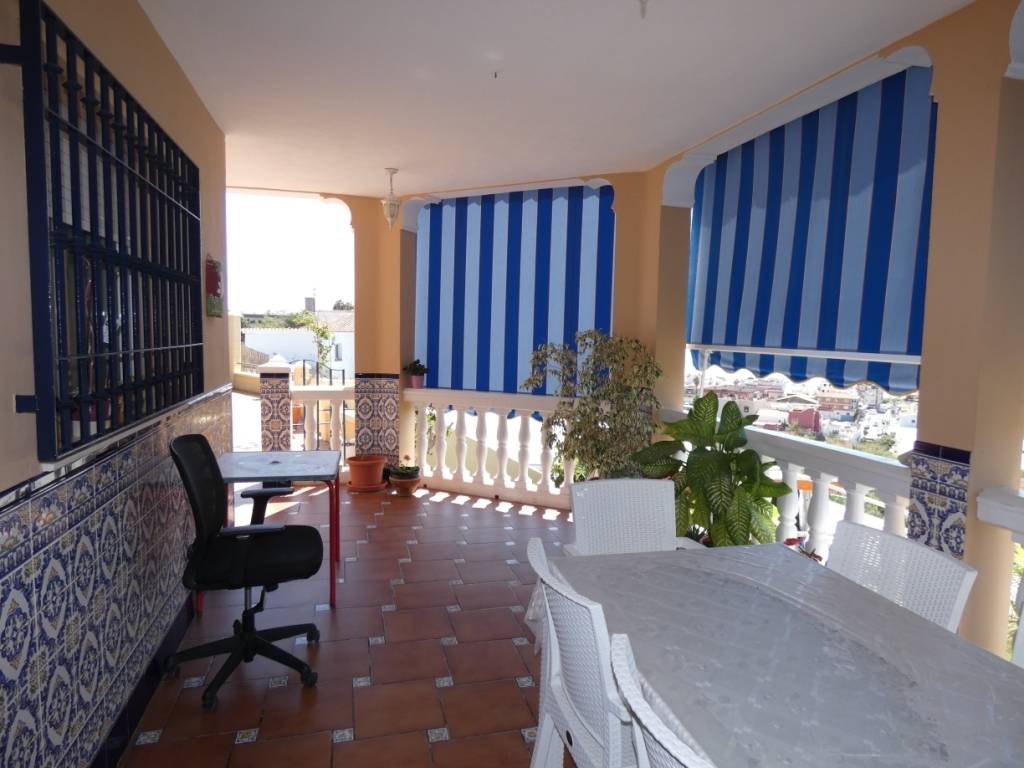 Praktisk og komfortabel 3 soverom 2 bad veranda og stor hage pluss terrasse med utsikt over havet og (bassenget)
