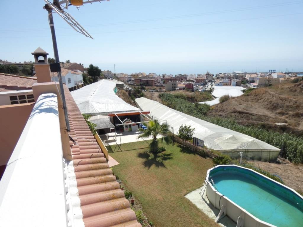 Practica y confortable 3 dormitorios 2 baños porche y amplio jardin mas  terraza con vistas al mar y   ( piscina)
