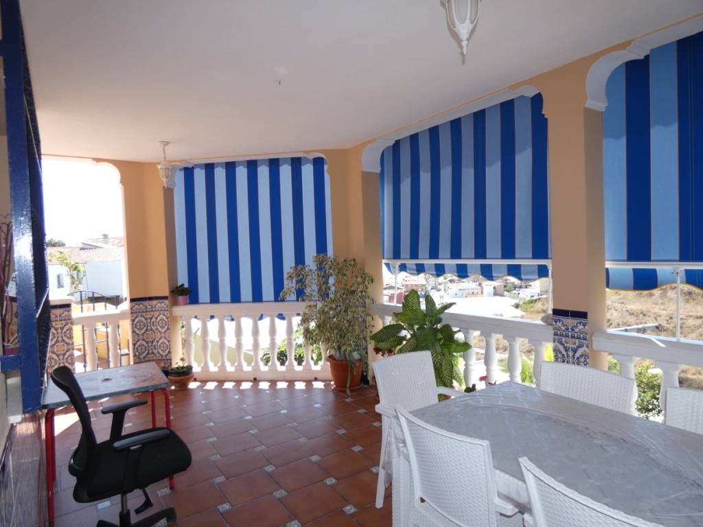 Praktisk og komfortabel 3 soveværelser 2 badeværelser veranda og stor have plus terrasse med udsigt over havet og (pool)