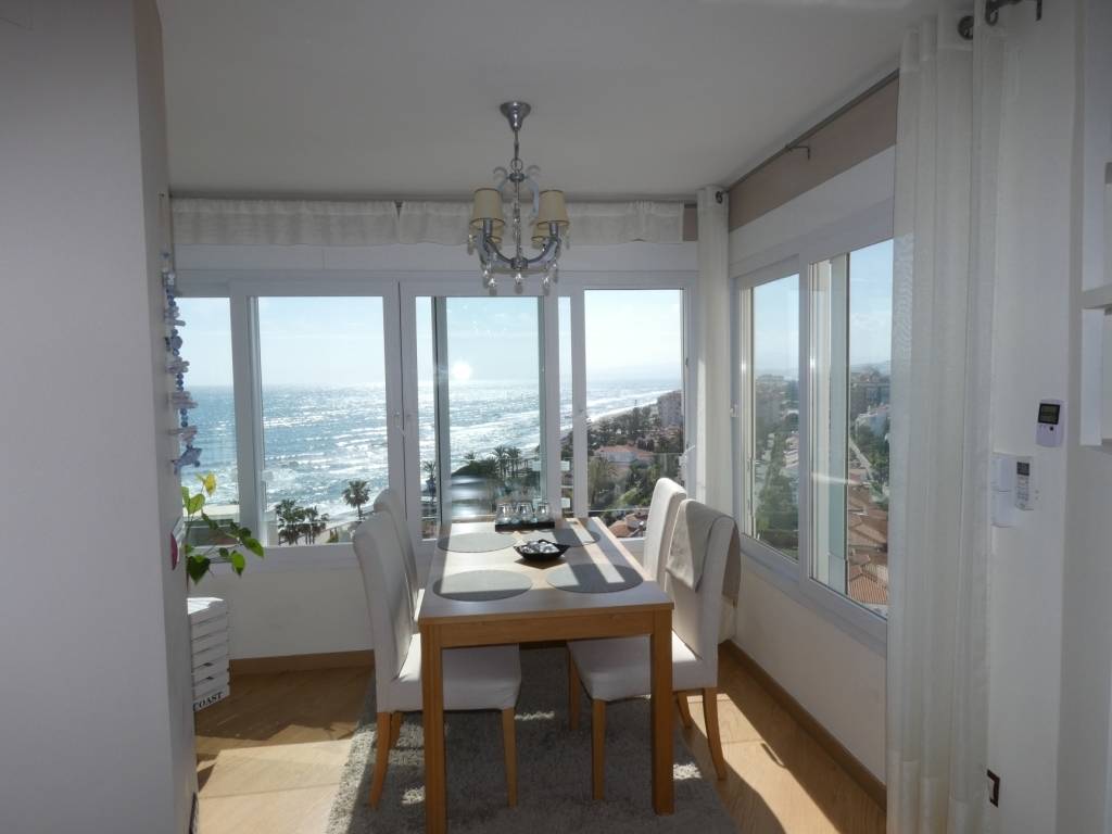 FIRST LINE WITH exceptional views of the beach and the sea
