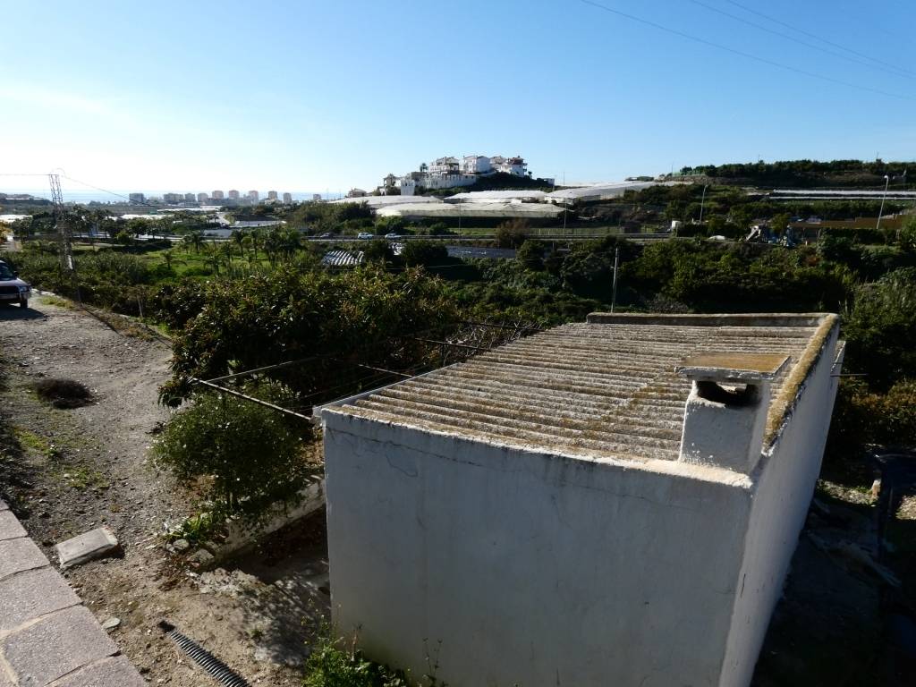 Ruined plot with tools in an exceptional location near the Torrox roundabout.