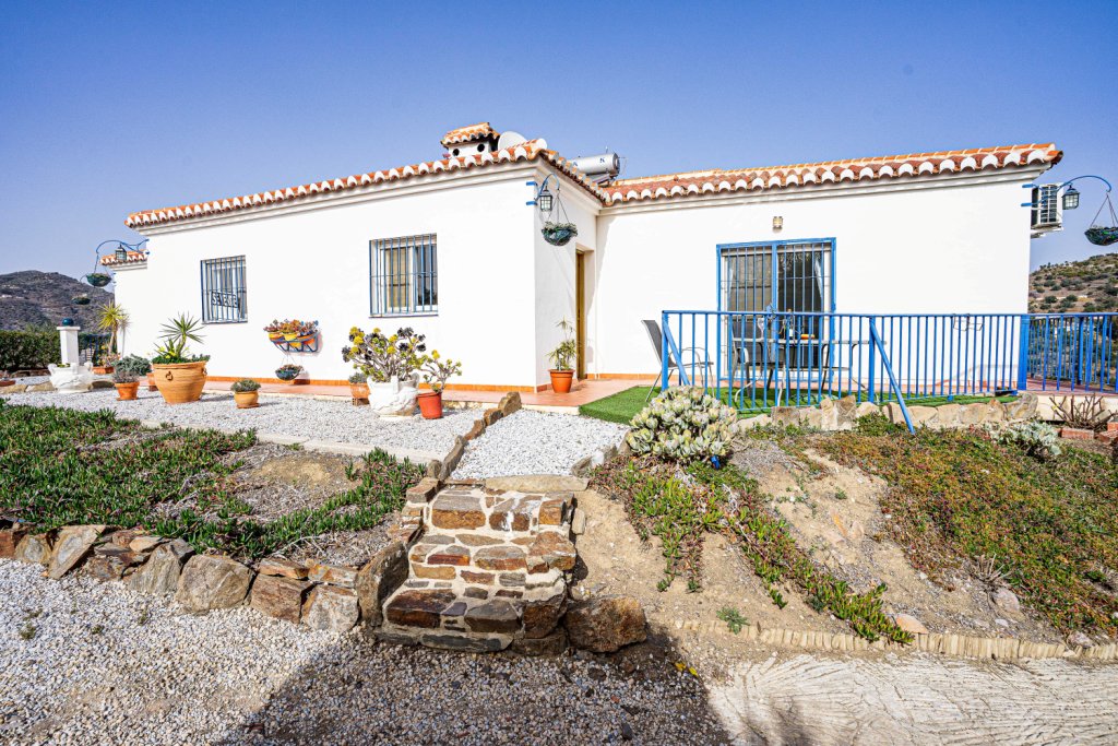 Rustikt hus bestående af to selvstændige huse alle med udsigt over La Maroma