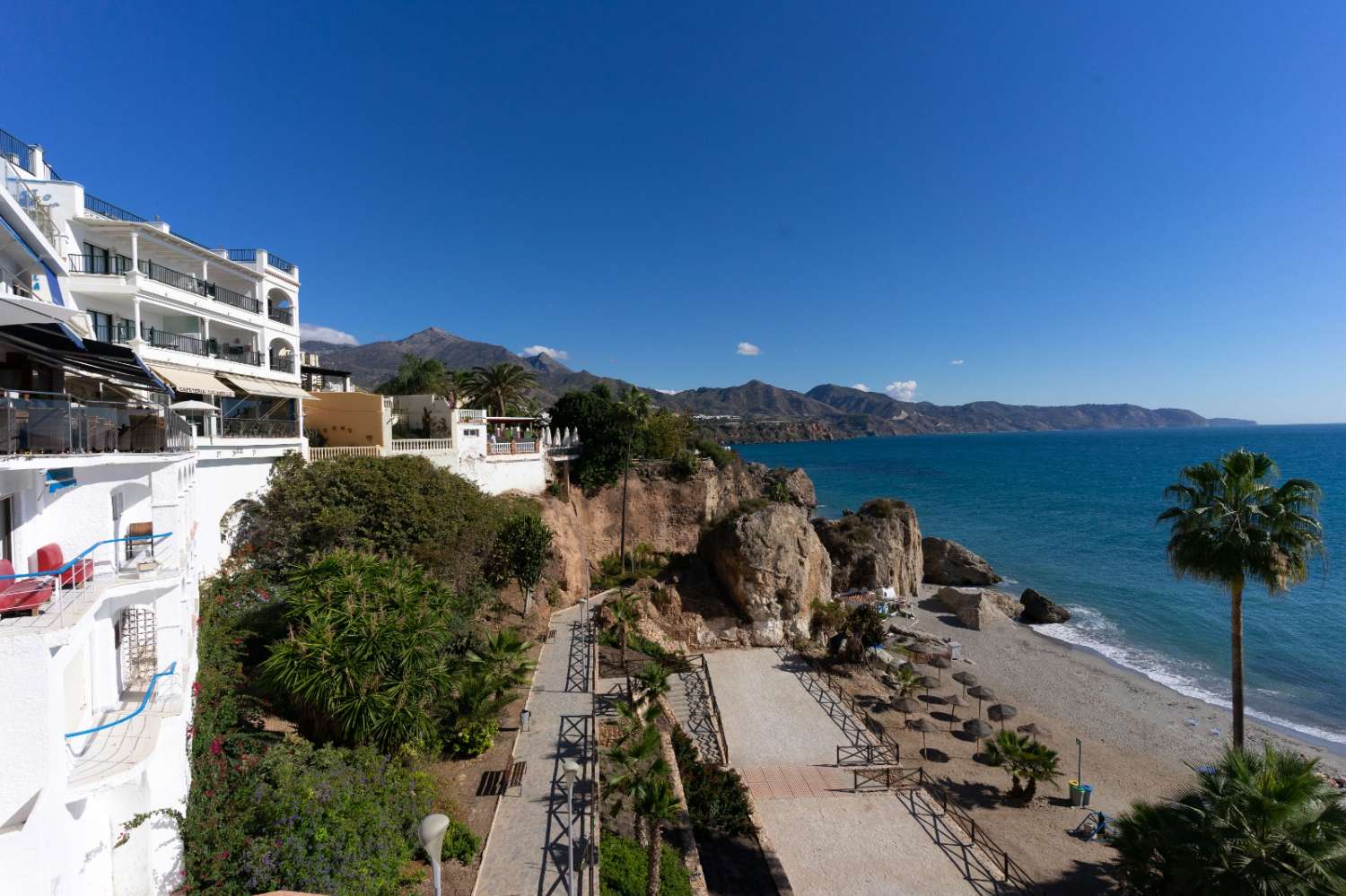 HOUSE with 2 commercial premises in downtown Nerja