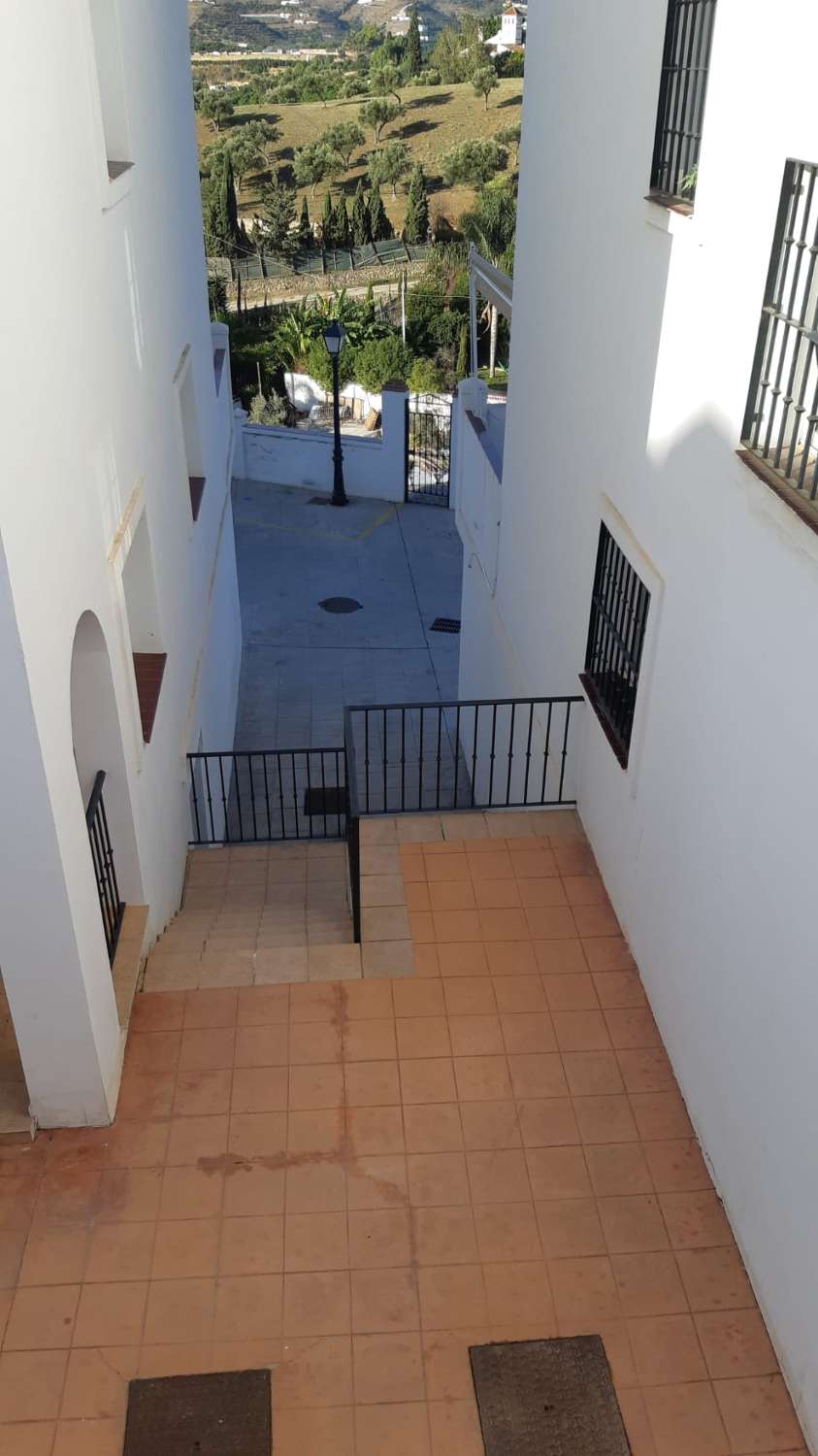 House with 2 bedrooms, garage and housing with tourist license