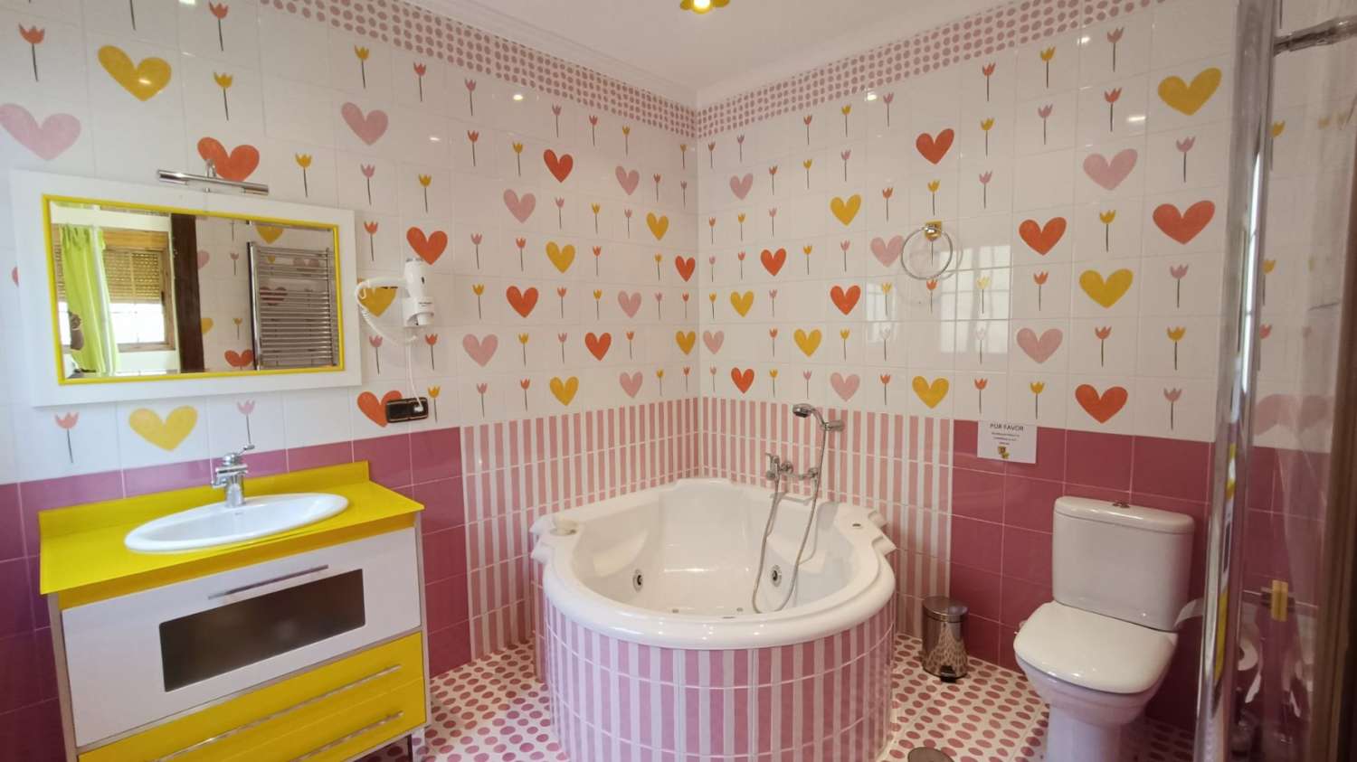 KOMFORTABEL OG LUKSURIØS CHALET I LANDLIGT OMRÅDE