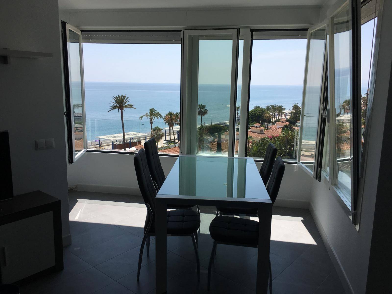 TORROX COSTA Prachtig en modern, met een adembenemend uitzicht op de boulevard en het strand van Ferrara.