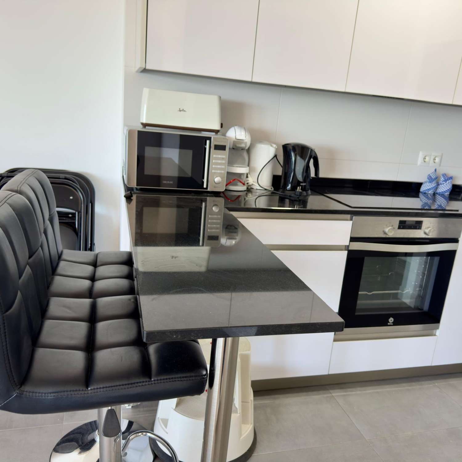 RESERVADO Hermoso y moderno vistas de escándalo al paseo marítimo y playa Ferrara