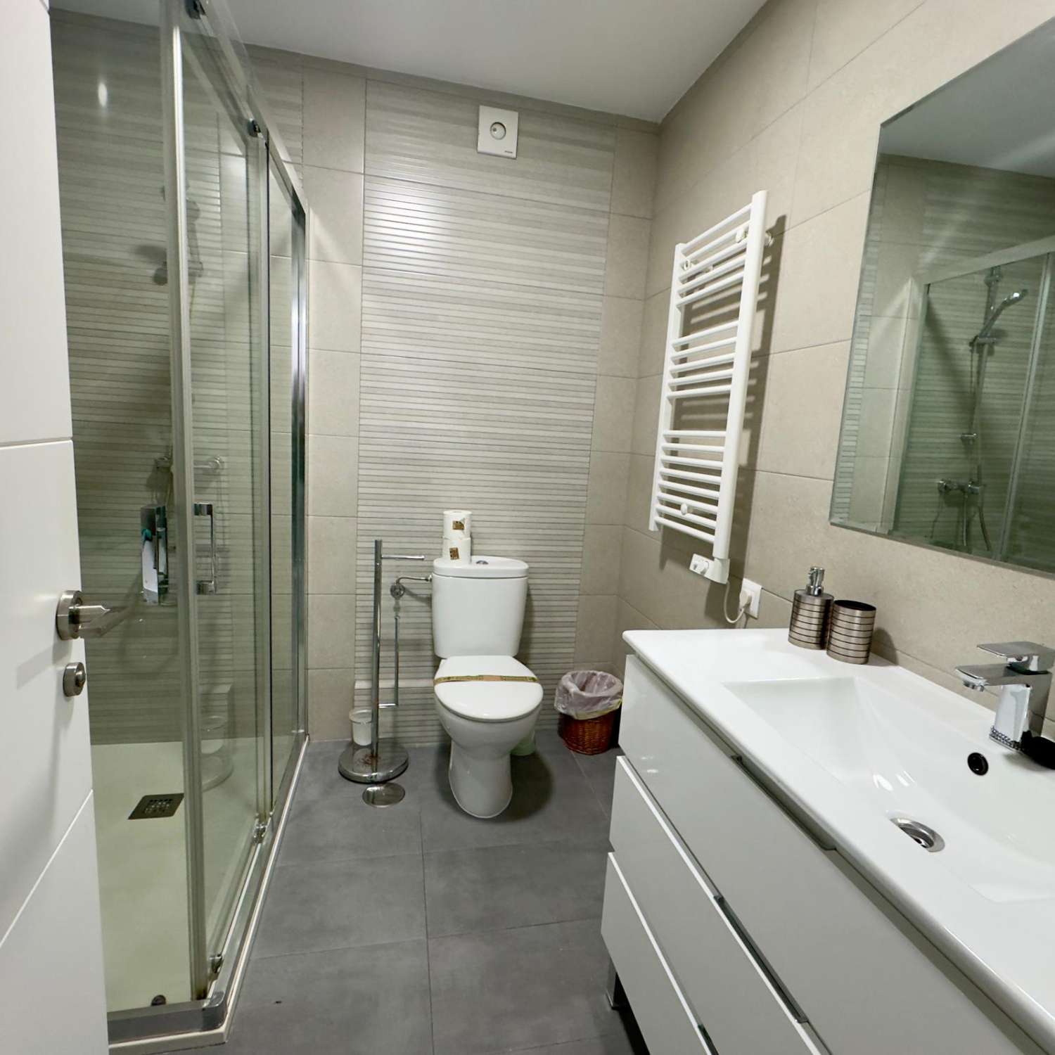 RESERVADO Hermoso y moderno vistas de escándalo al paseo marítimo y playa Ferrara