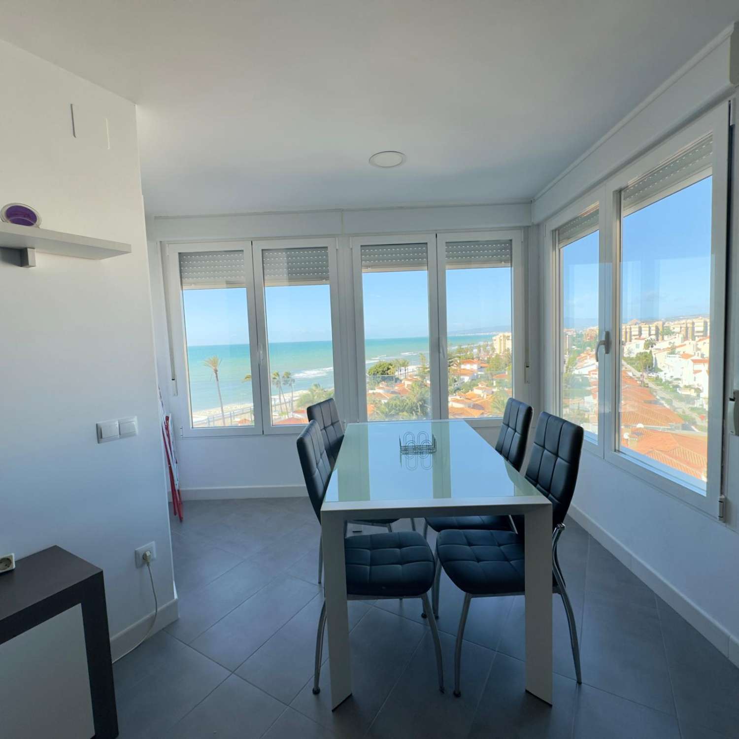 RESERVADO Hermoso y moderno vistas de escándalo al paseo marítimo y playa Ferrara