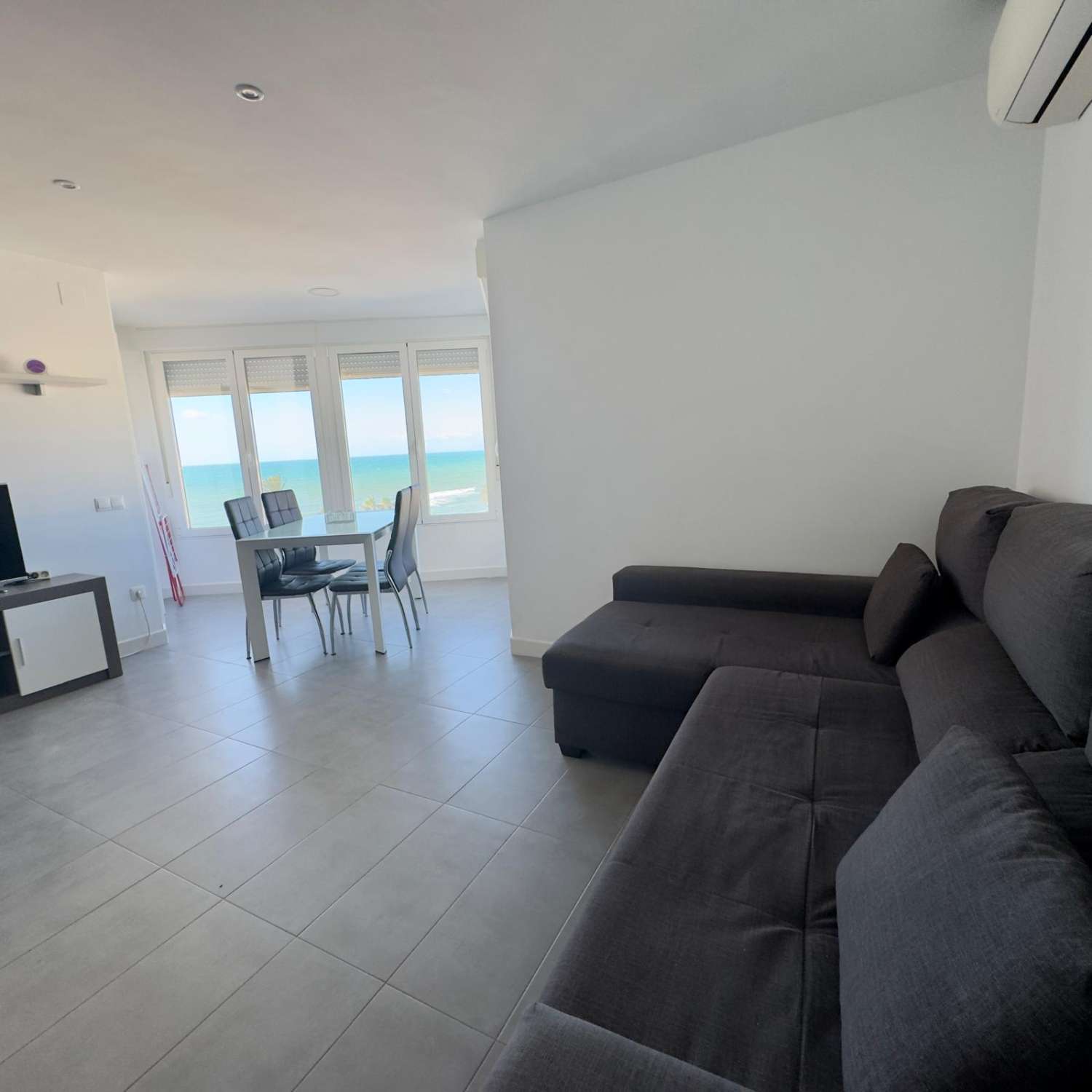 RESERVADO Hermoso y moderno vistas de escándalo al paseo marítimo y playa Ferrara