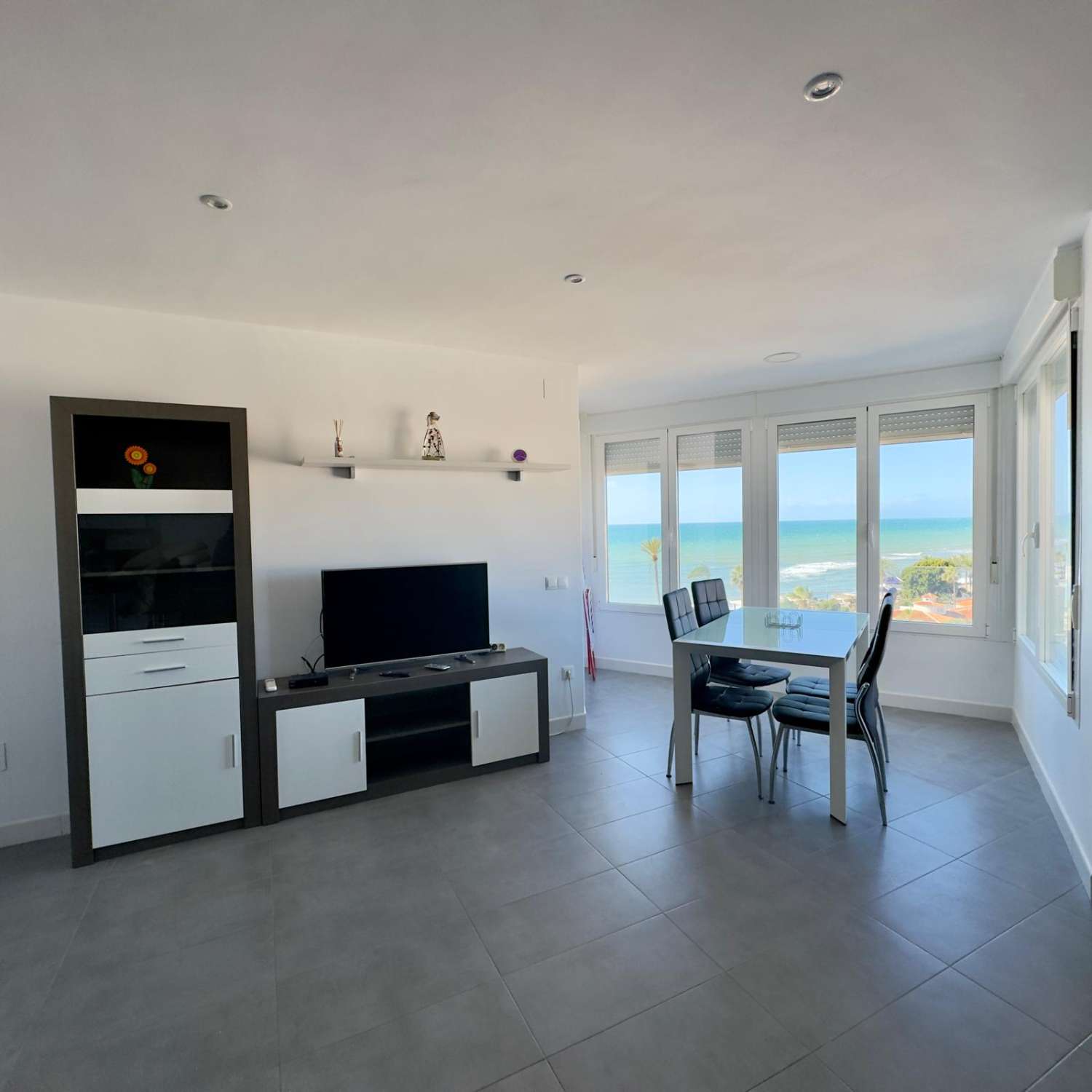 RESERVADO Hermoso y moderno vistas de escándalo al paseo marítimo y playa Ferrara