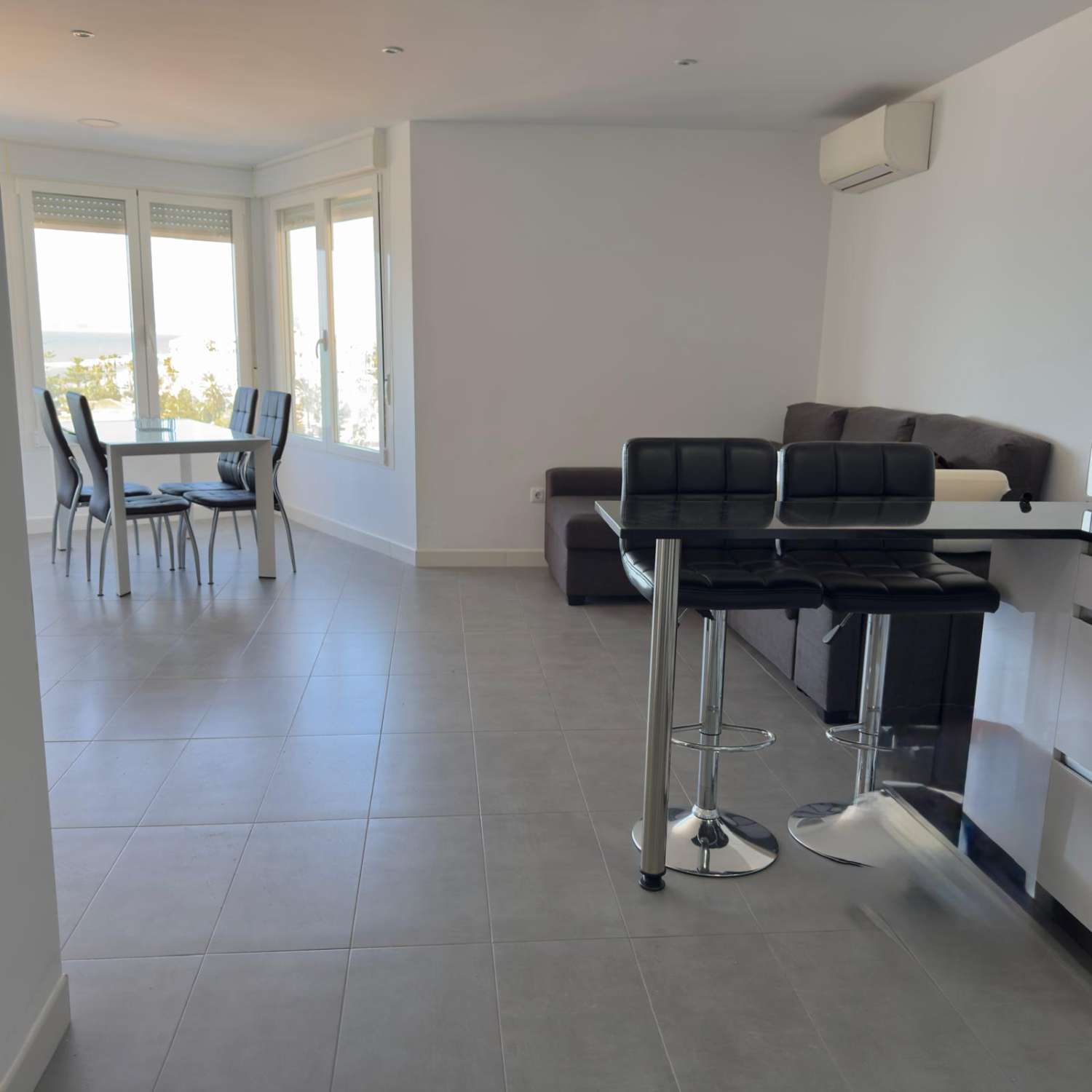 RESERVADO Hermoso y moderno vistas de escándalo al paseo marítimo y playa Ferrara