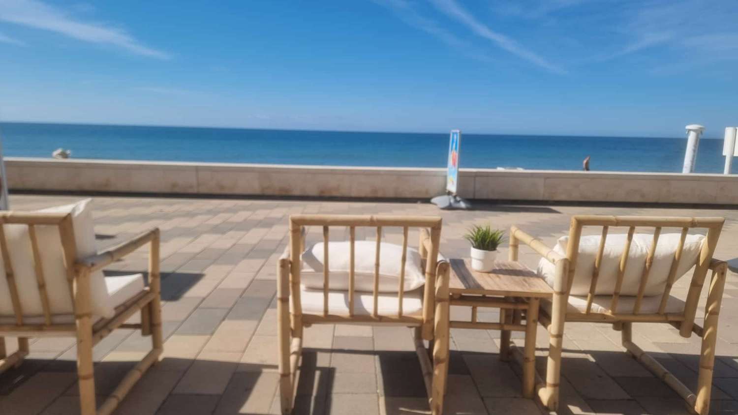 EEN SLAAPKAMER AAN HET STRAND