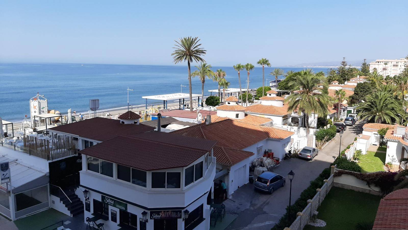 Bonito y moderno hermosas vistas a la playa 1ª linea con dormitorio