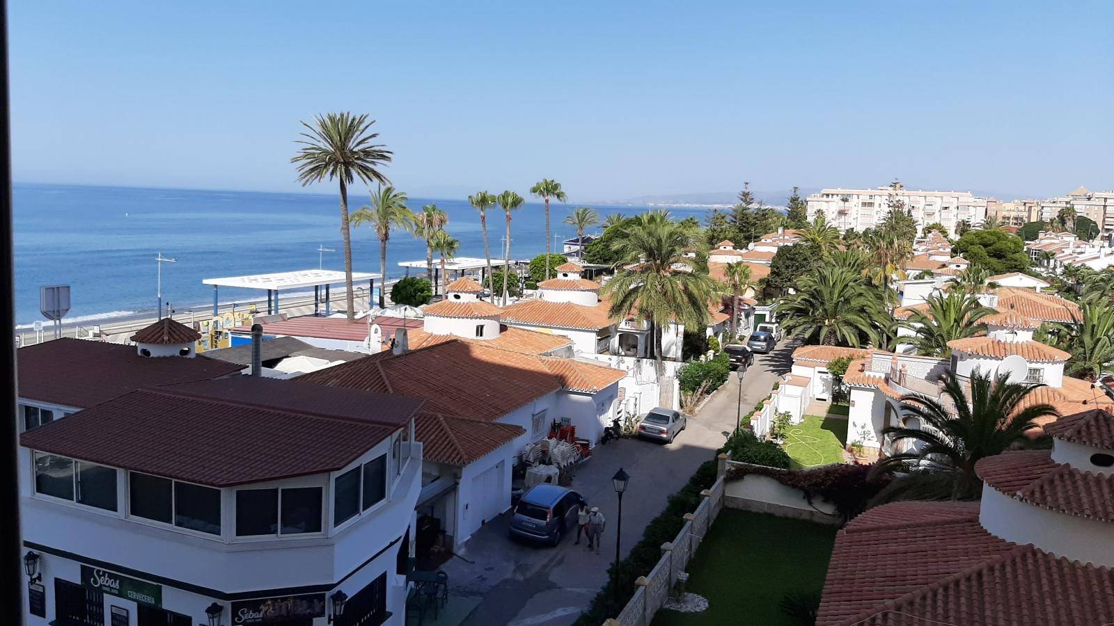 Bonito y moderno hermosas vistas a la playa 1ª linea con dormitorio