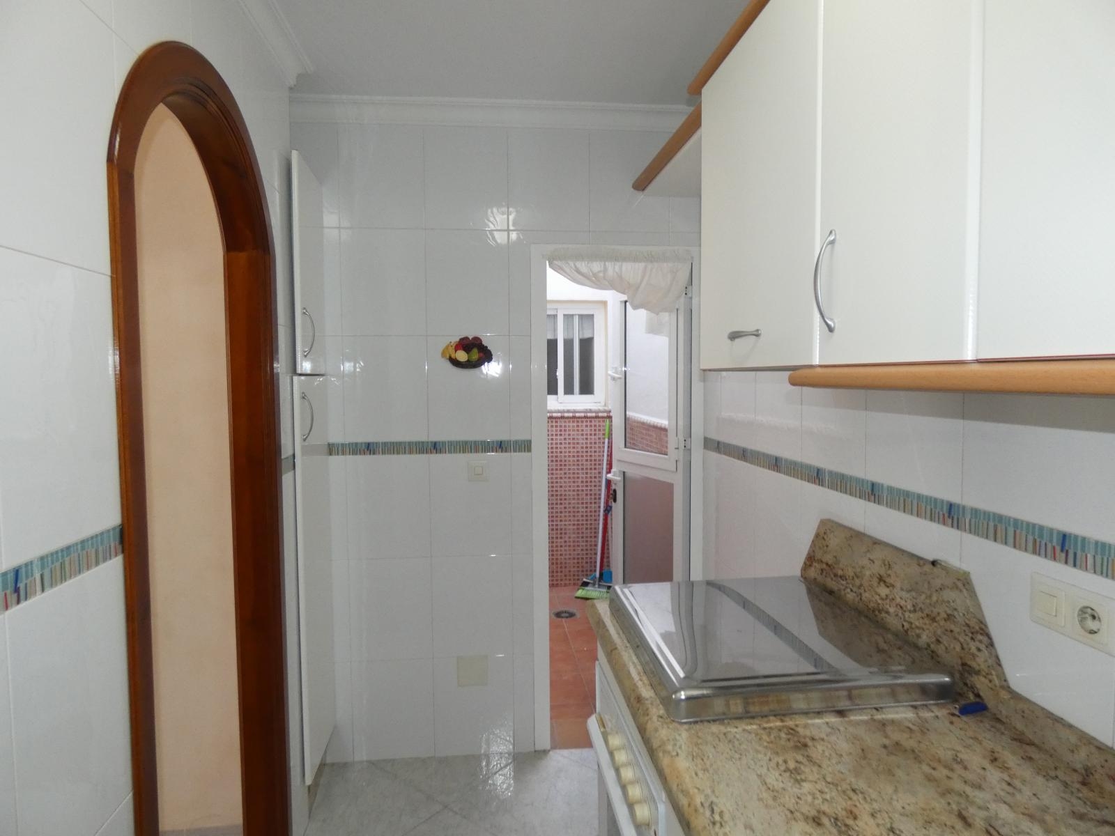Terraced house on two floors with garage town center