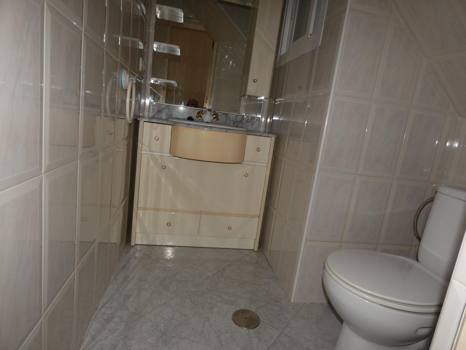Terraced house on two floors with garage town center