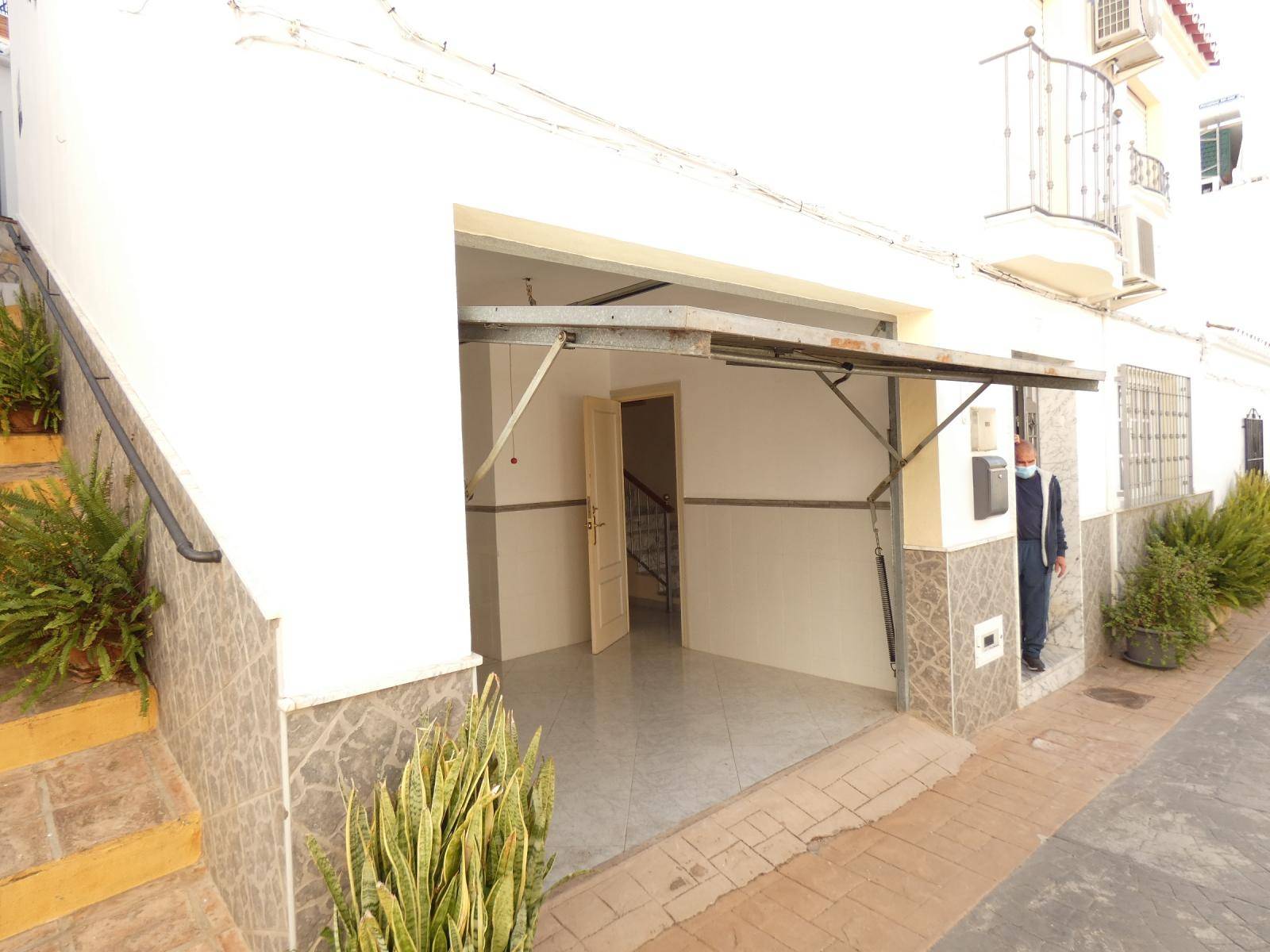 Terraced house on two floors with garage town center