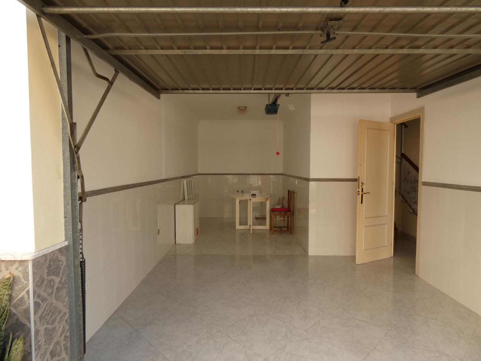 Terraced house on two floors with garage town center