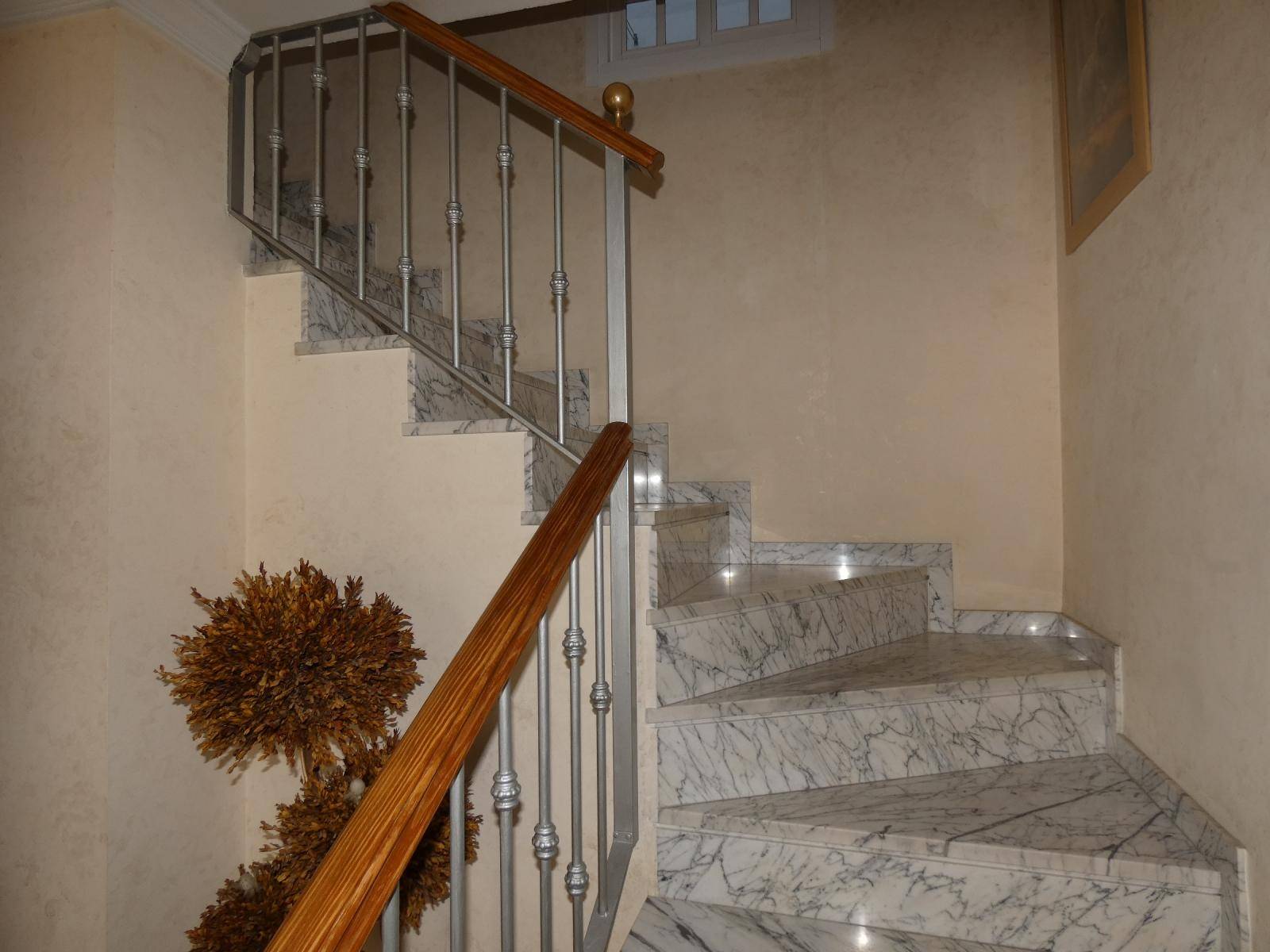 Terraced house on two floors with garage town center