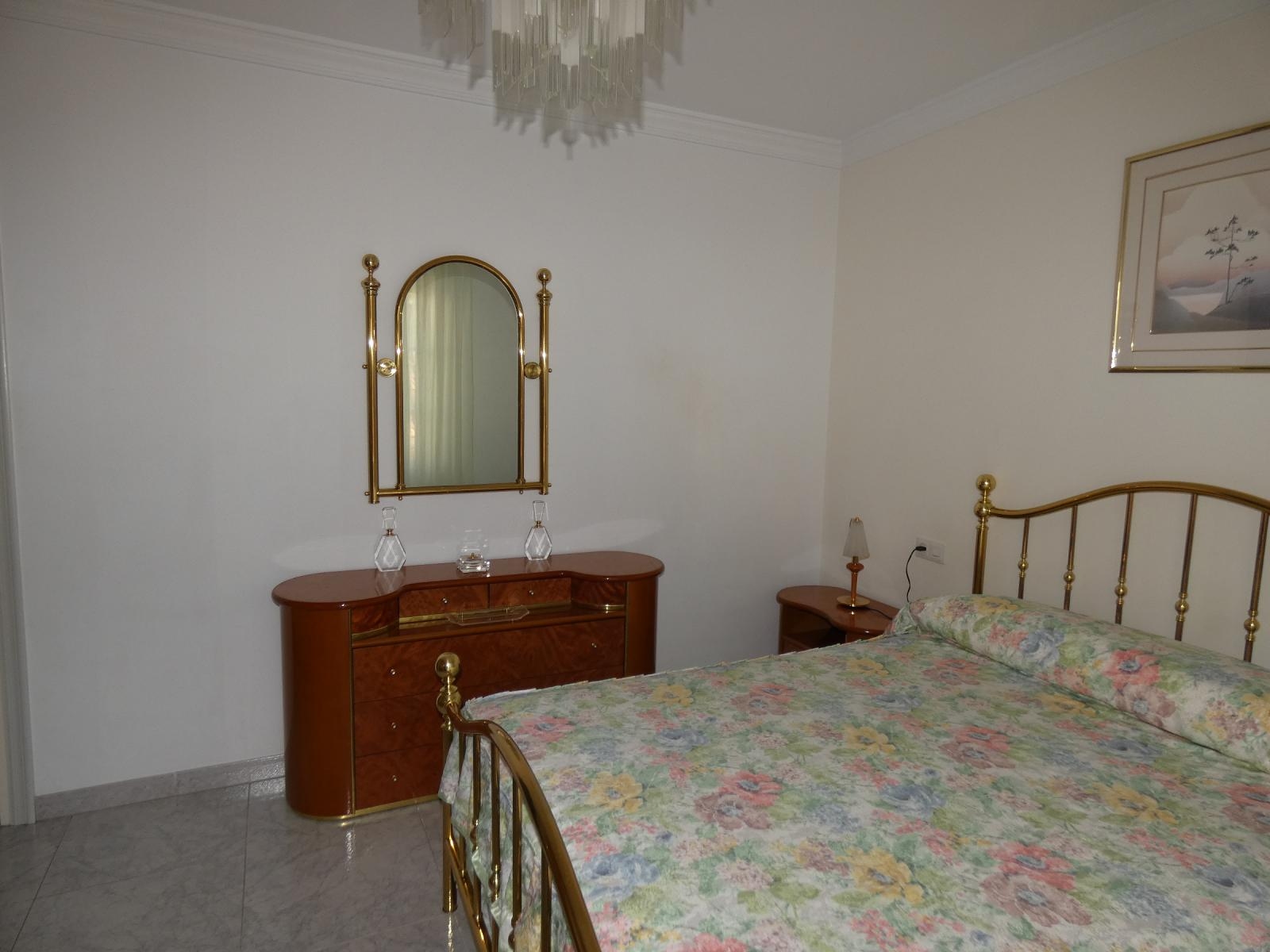 Terraced house on two floors with garage town center