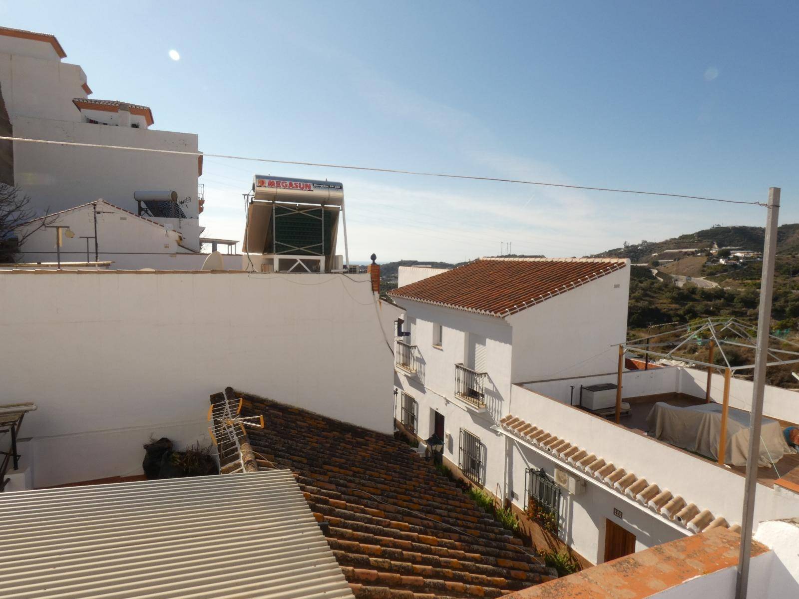 Terraced house on two floors with garage town center