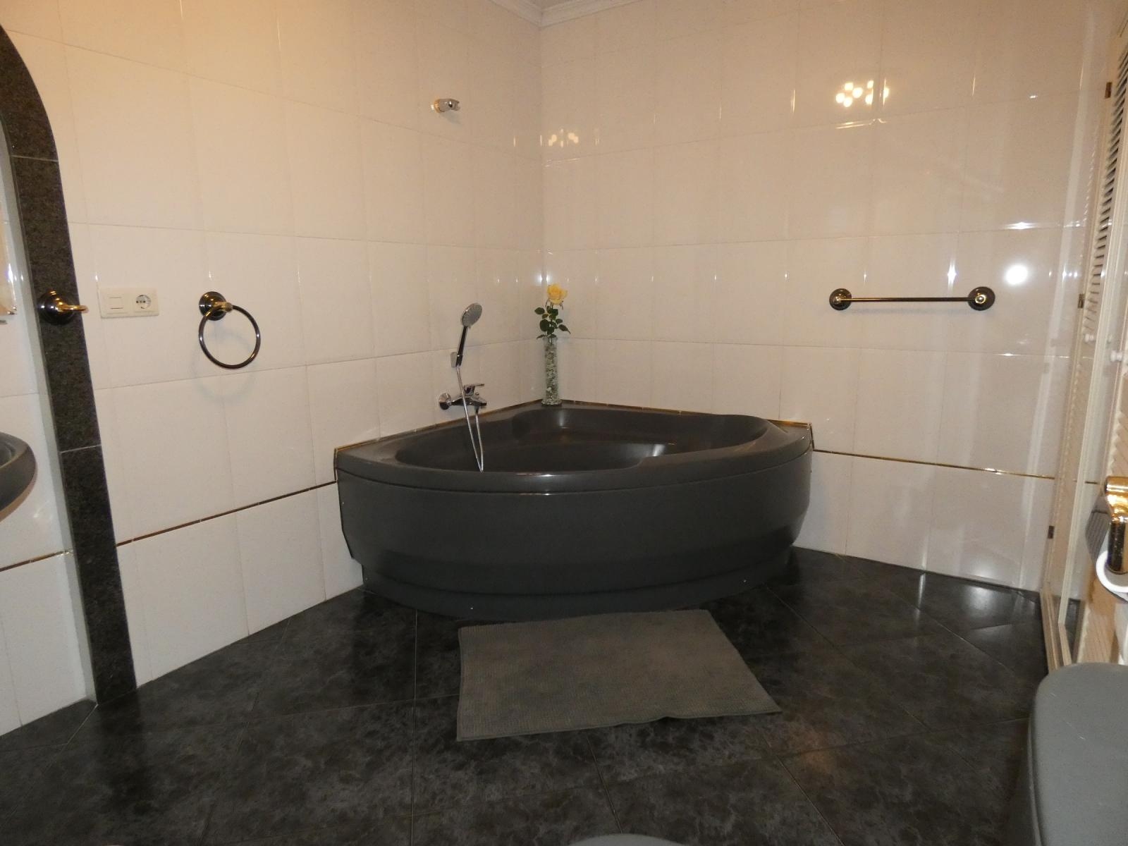 Terraced house on two floors with garage town center