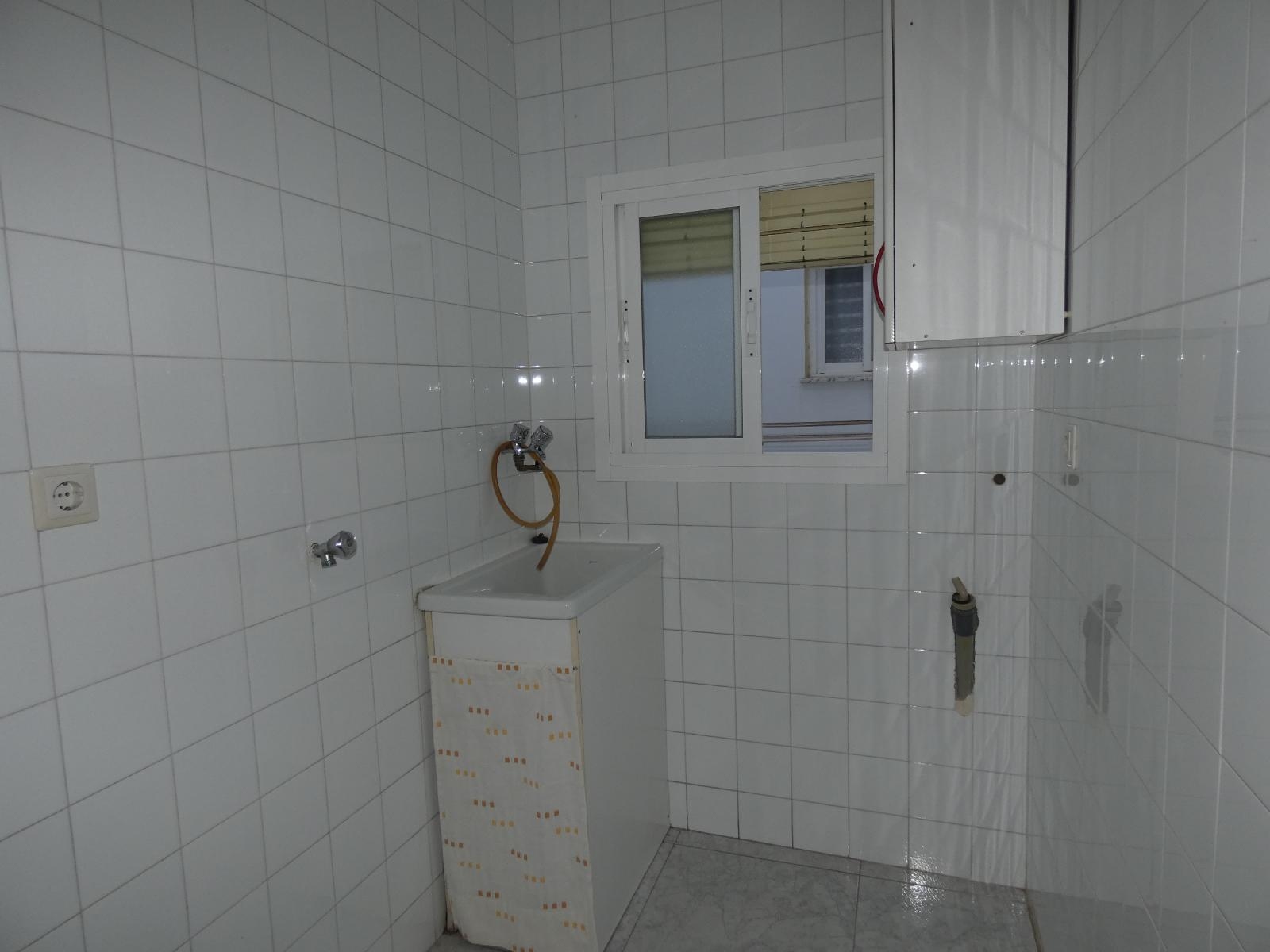 Terraced house on two floors with garage town center