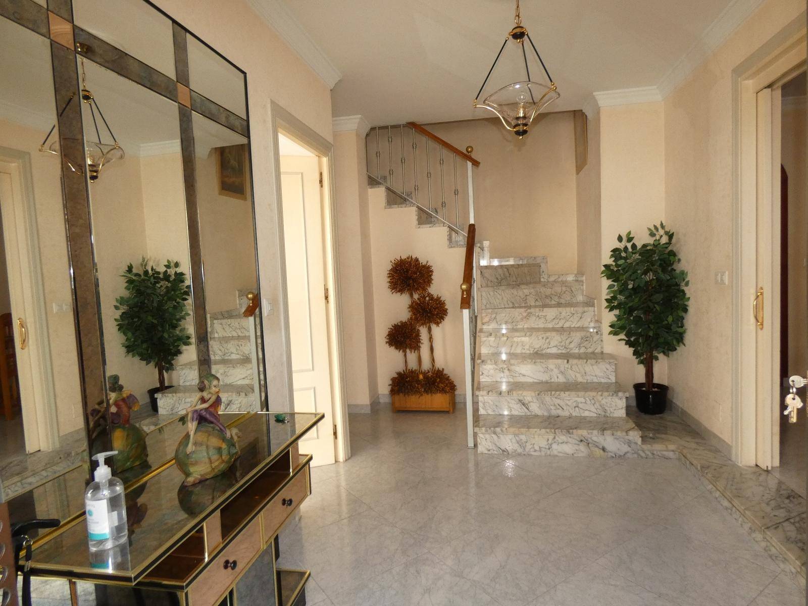 Terraced house on two floors with garage town center