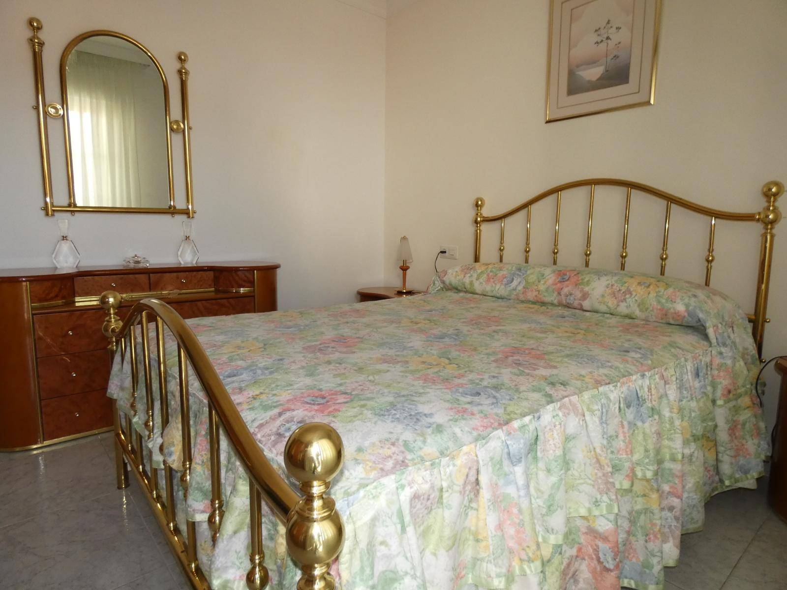 Terraced house on two floors with garage town center