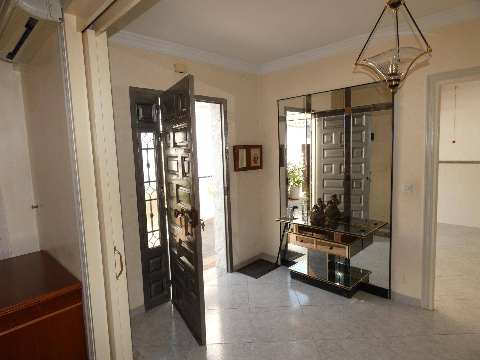 Terraced house on two floors with garage town center