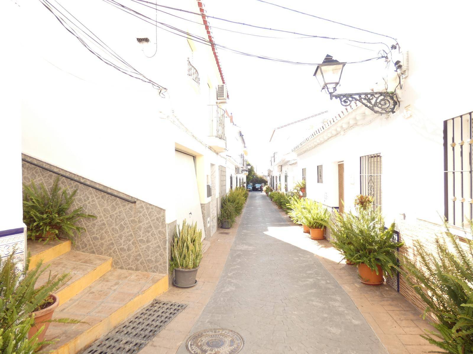 Terraced house on two floors with garage town center