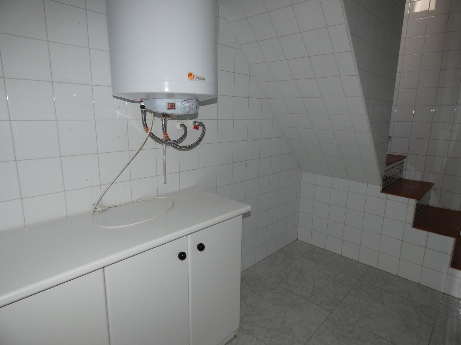 Terraced house on two floors with garage town center