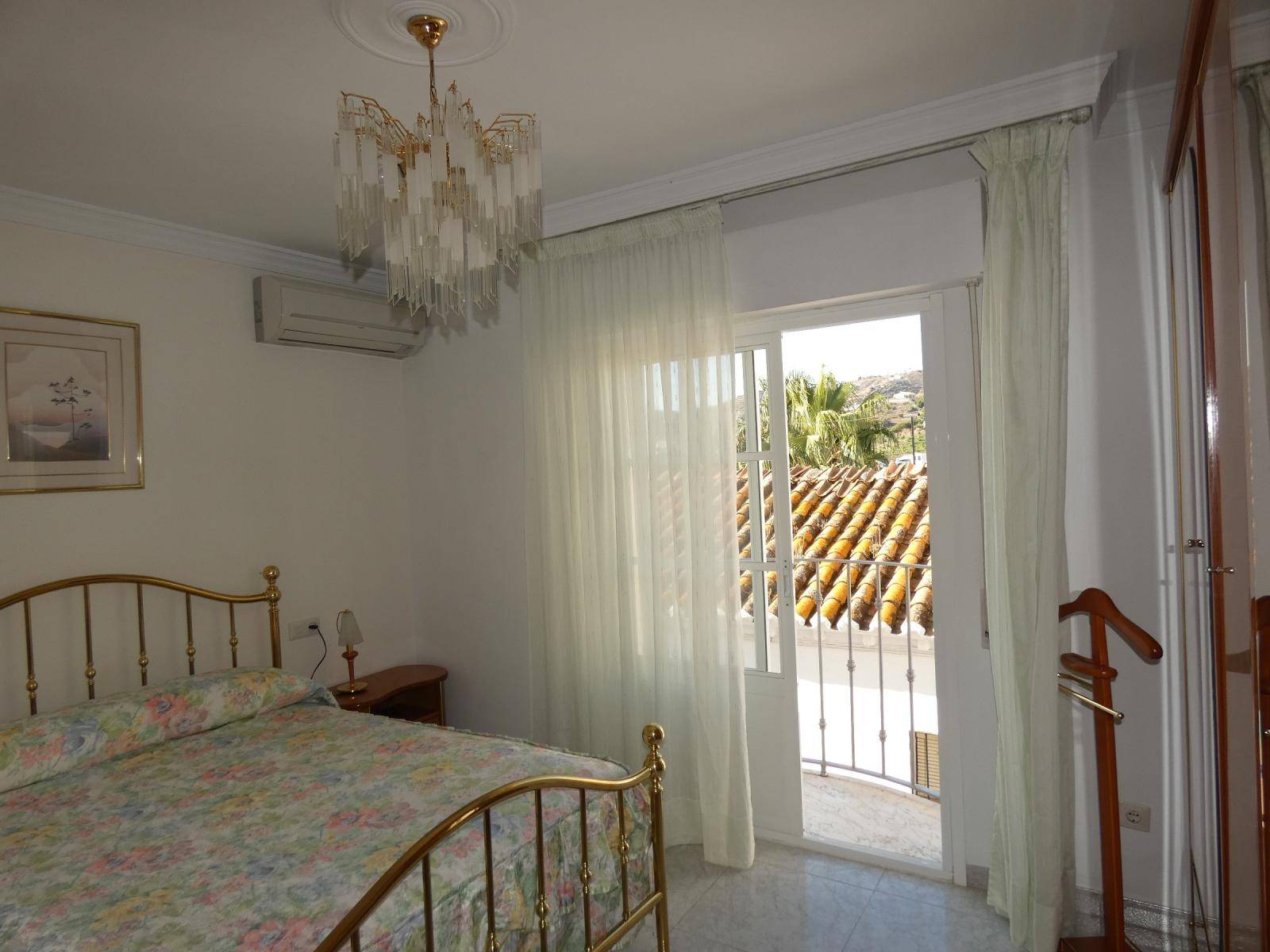 Terraced house on two floors with garage town center