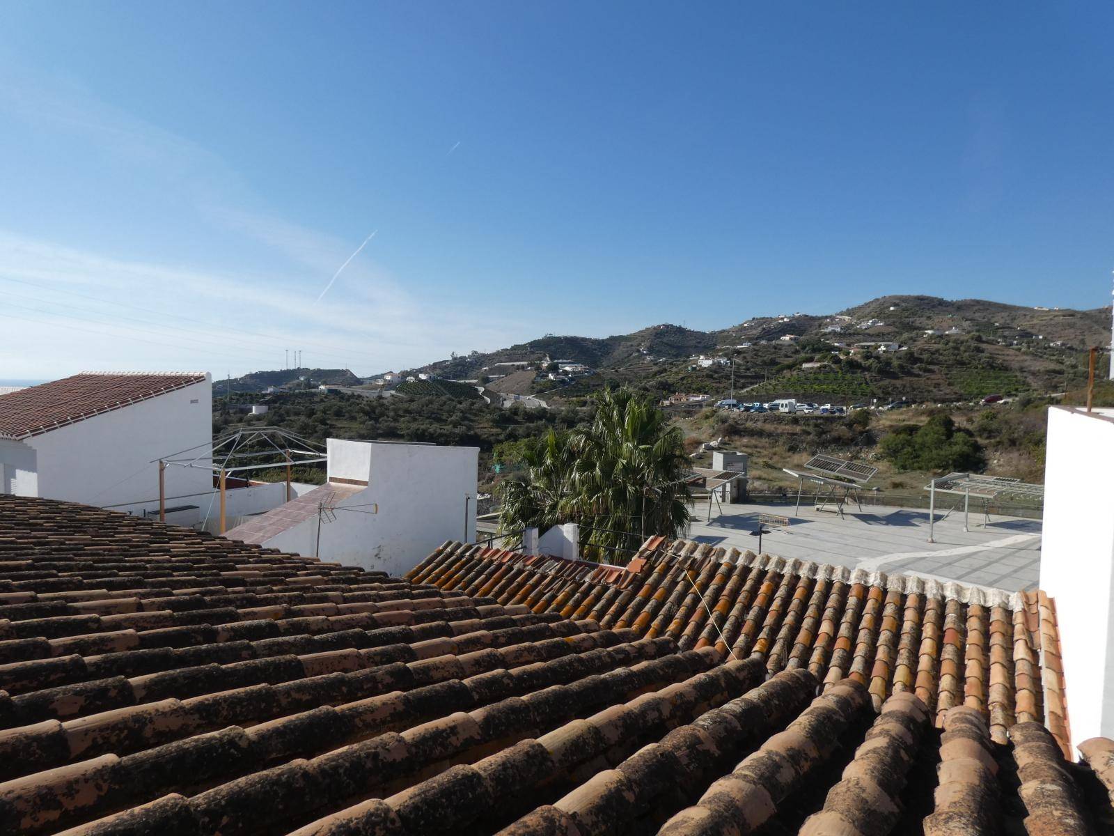 Terraced house on two floors with garage town center