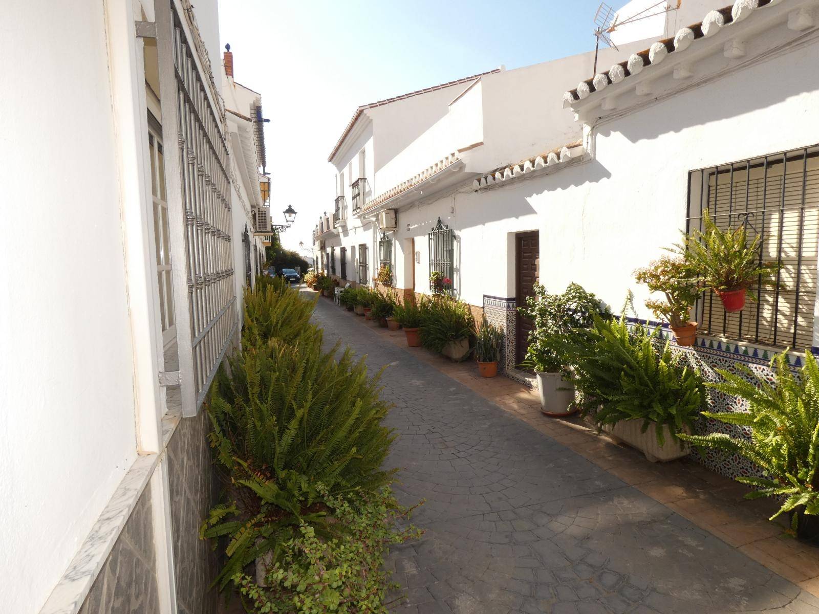 Terraced house on two floors with garage town center