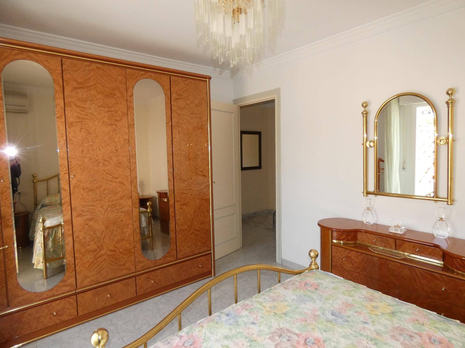 Terraced house on two floors with garage town center