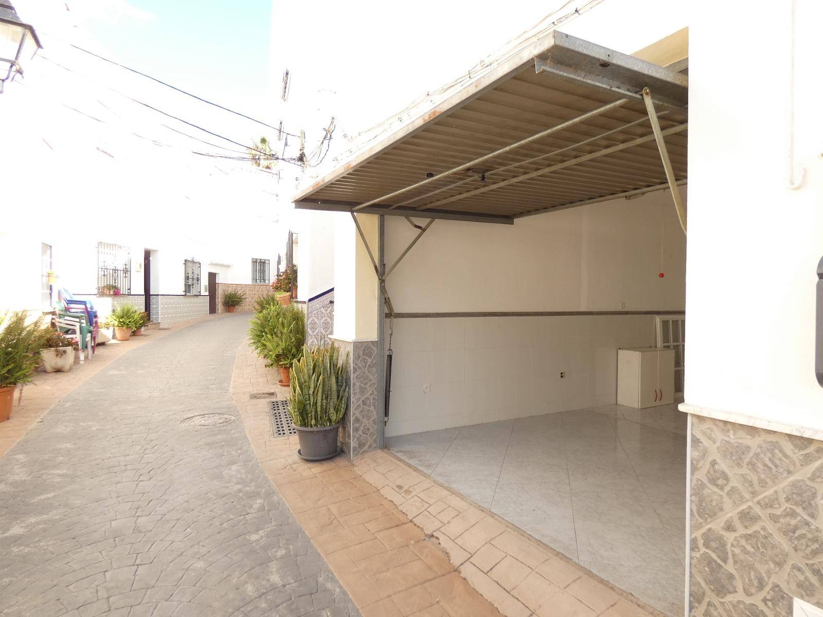 Terraced house on two floors with garage town center