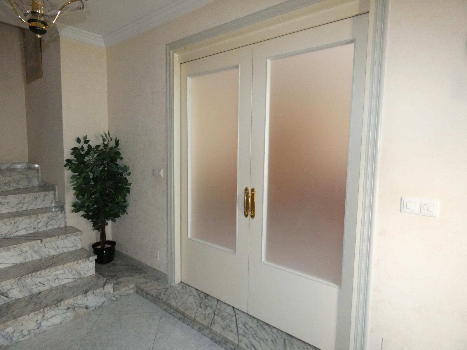 Terraced house on two floors with garage town center