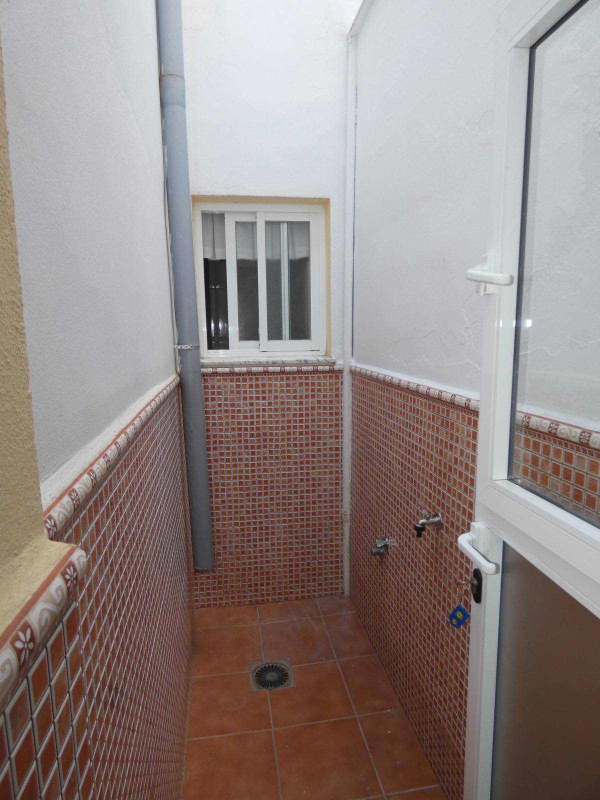 Terraced house on two floors with garage town center