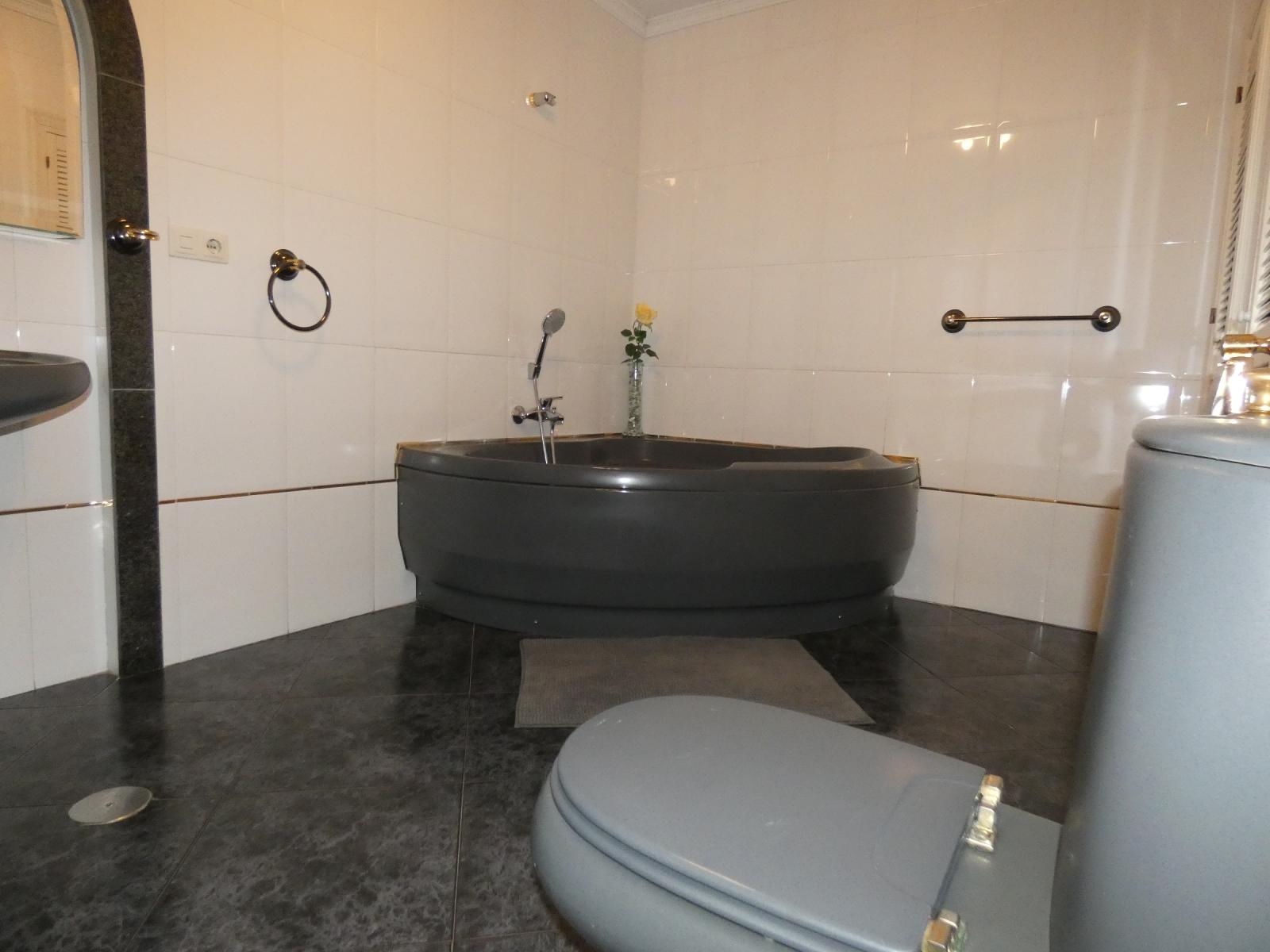 Terraced house on two floors with garage town center
