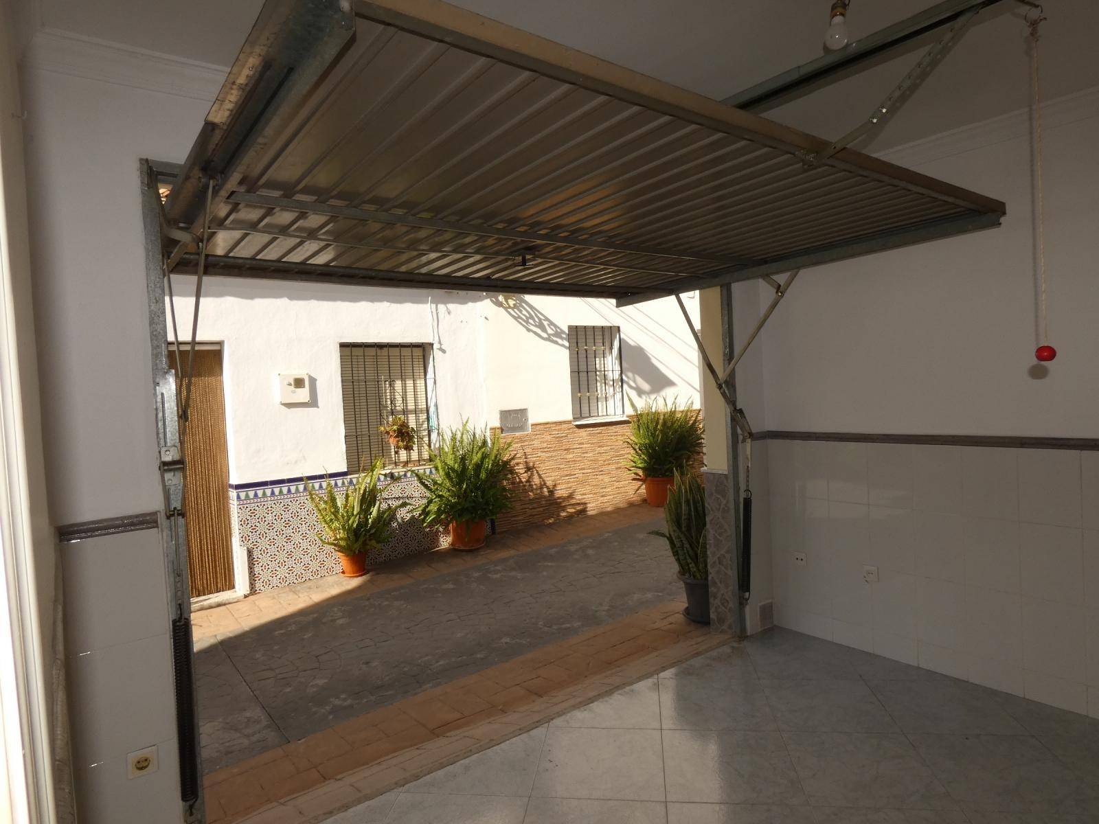 Terraced house on two floors with garage town center