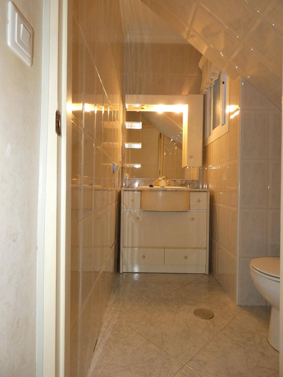 Terraced house on two floors with garage town center