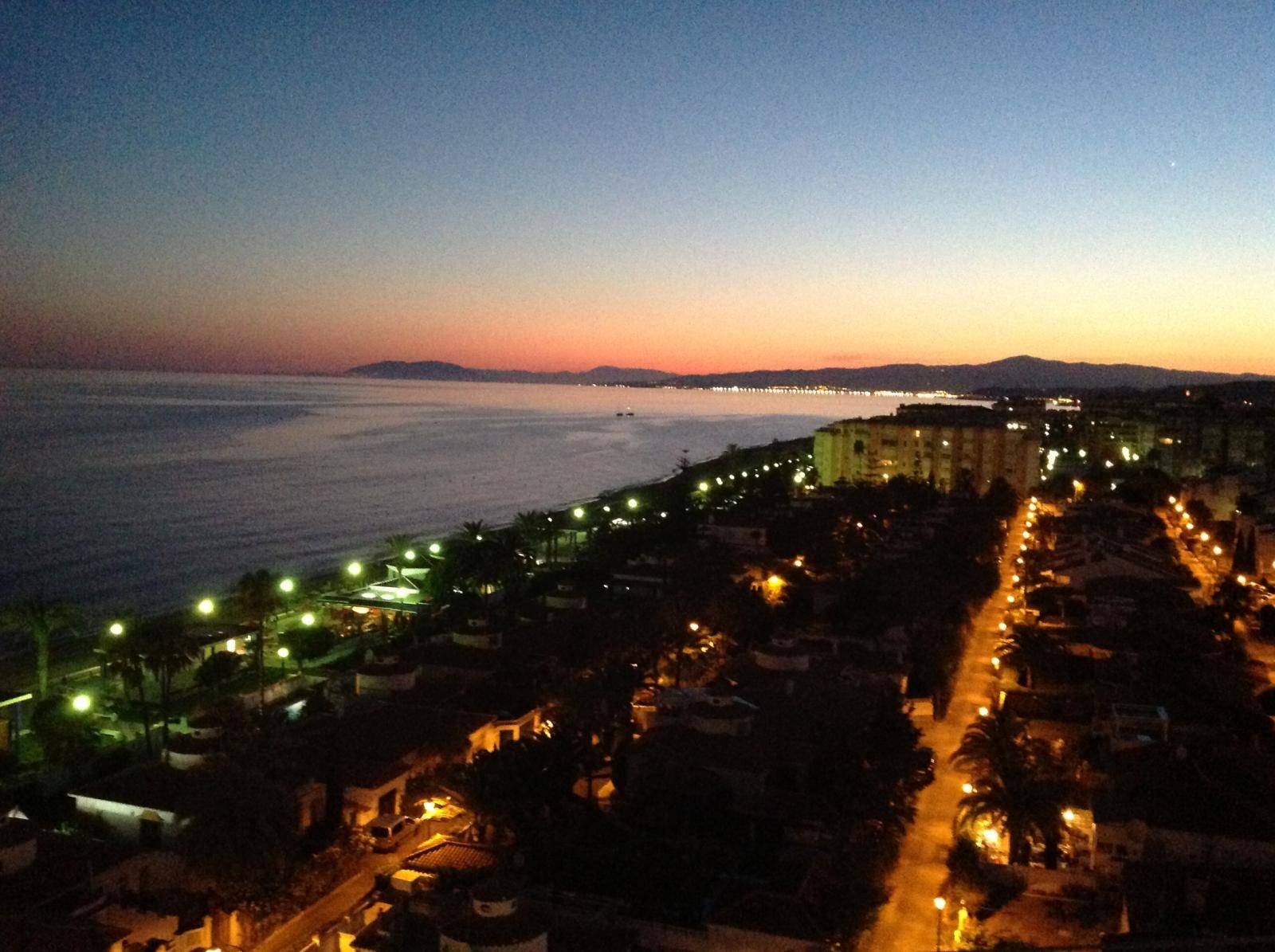 Espectacular con lujos y vistas a la playa Ferrara y paseo maritimo.