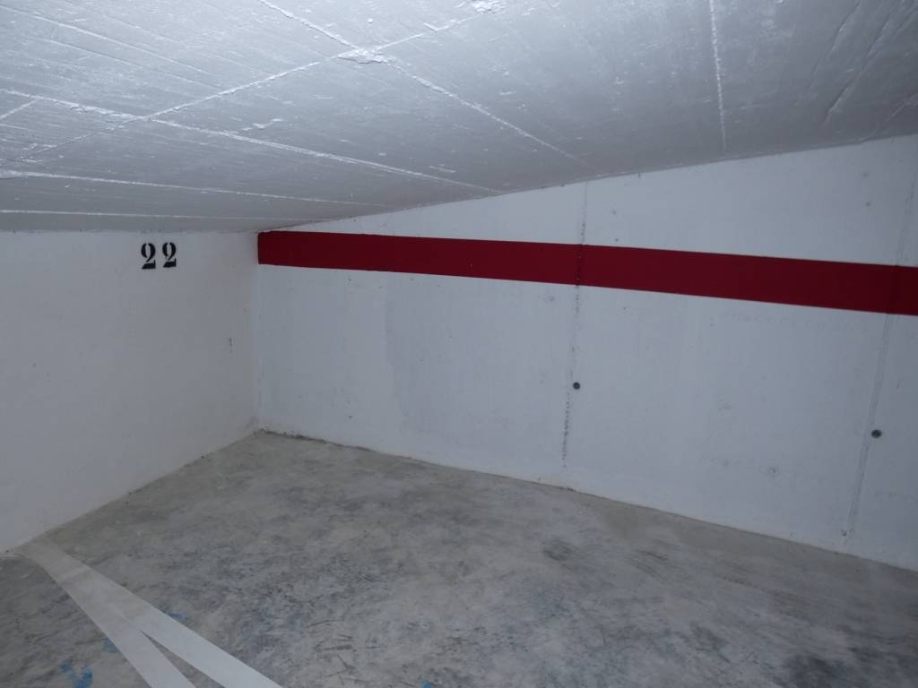 Ampio parcheggio a 150 m dal viale Andalucia (centro)