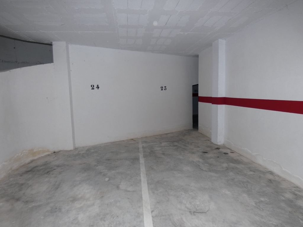 Ampio parcheggio a 150 m dal viale Andalucia (centro)