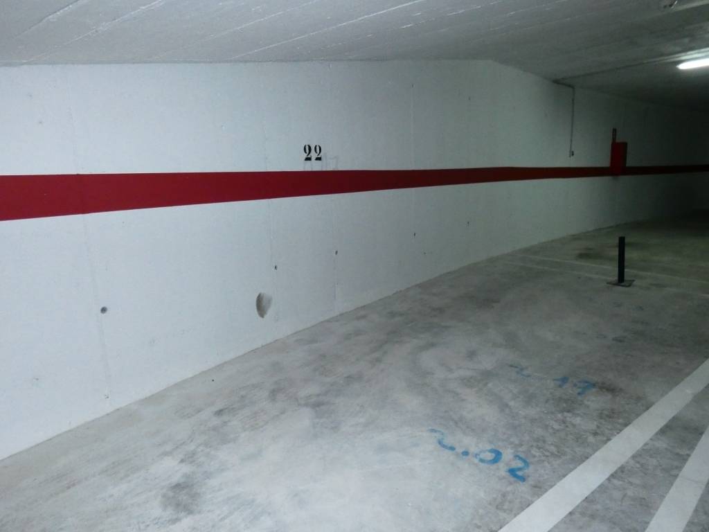 Ampio parcheggio a 150 m dal viale Andalucia (centro)