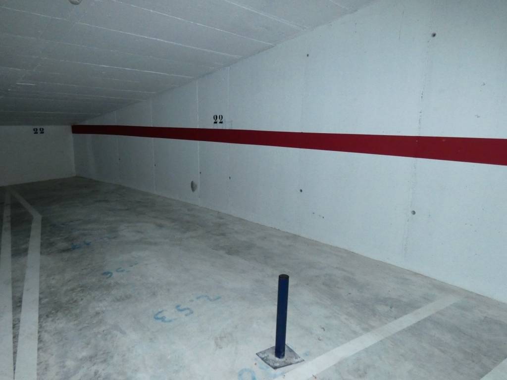 Ampio parcheggio a 150 m dal viale Andalucia (centro)